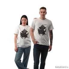 Футболка цвета топленого молока, модели мужчина и девушка