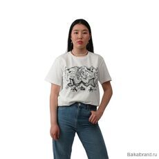 Футболка цвета топленого молока, девушка модель анфас