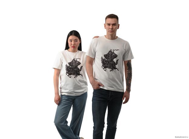 Футболка цвета топленого молока, модели мужчина и девушка