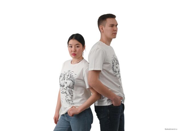 Футболка на двух моделях с авторским принтом