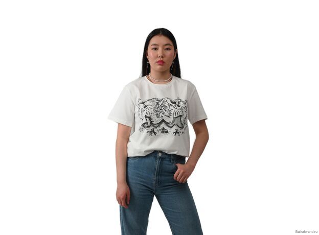 Футболка цвета топленого молока, девушка модель анфас
