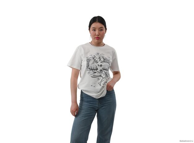 Девушка модельной внешности, в футболке с авторским принтом